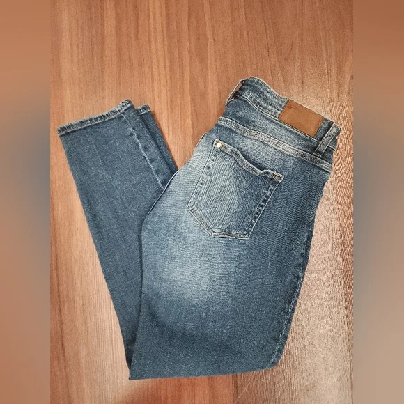 H & M Girlfriend Fit Distressed Jeans Stretch size 10 EUC - Picture 1 of 10